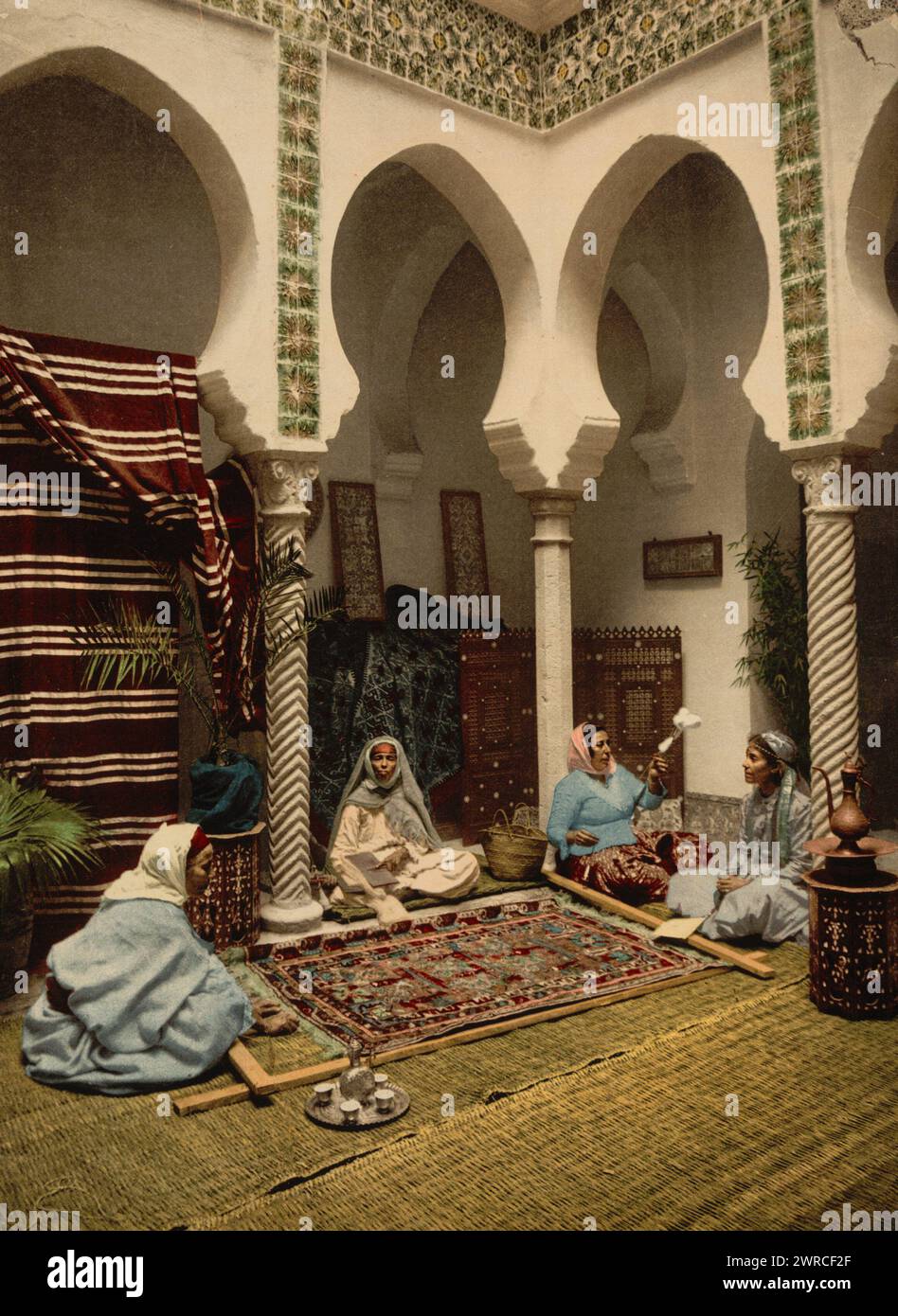Femmes mauresques fabriquant des tapis arabes, Alger, Algérie, CA. 1899., Color, 1890-1900 Banque D'Images