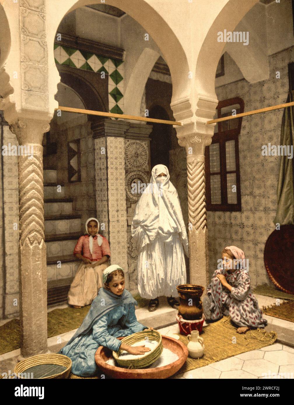 Luce Ben Aben, femmes mauresques préparant du couscous, Alger, Algérie, CA. 1899., Color, 1890-1900 Banque D'Images