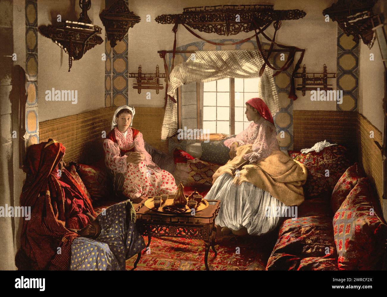 Distinguées femmes mauresques, Alger, Algérie, CA. 1899, Maure (peuple africain), 1890-1900, Color, 1890-1900 Banque D'Images