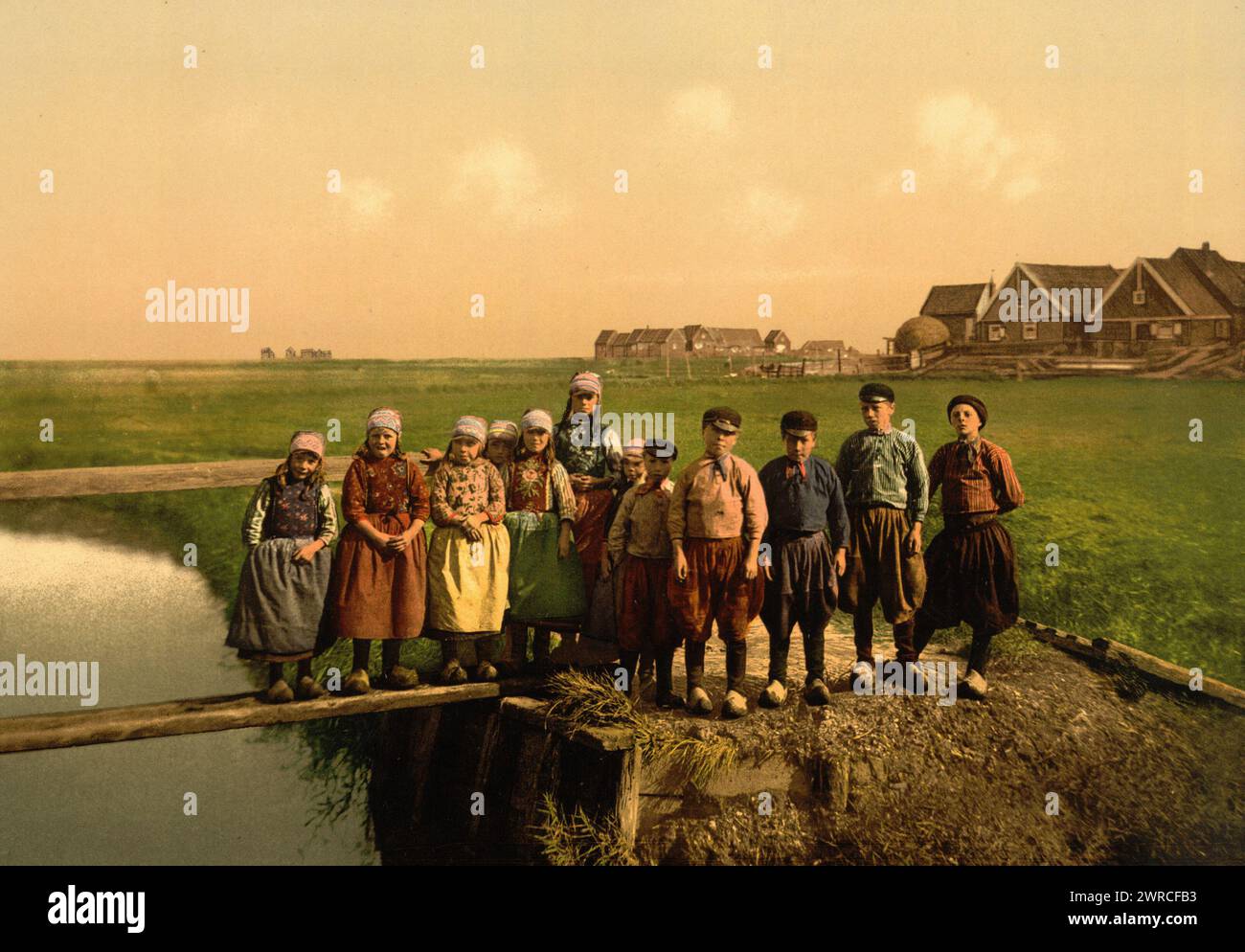 Enfants autochtones, Marken Island, Hollande, entre env. 1890 et env. 1900., pays-Bas, Marken Island, Color, 1890-1900 Banque D'Images