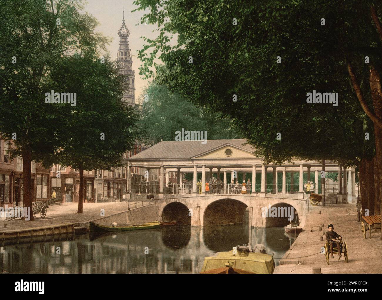 Hall d'échange de maïs (c.-à-d. blé) avec tour de l'hôtel de ville, Leyde, (c.-à-d., Leiden) Hollande, photo montre le pont Korenbrug et échange de grain., entre CA. 1890 et env. 1900., pays-Bas, Leyde, couleur, 1890-1900 Banque D'Images