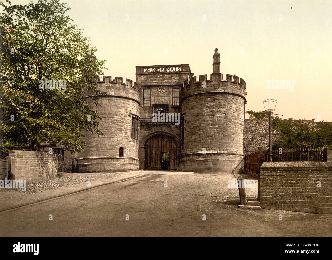 Château de Skipton, Gateway, Yorkshire, Angleterre, image montre le château médiéval de Skipton construit en 1090 à Skipton, North Yorkshire, Angleterre., entre CA. 1890 et env. 1900, Angleterre, Skipton, couleur, 1890-1900 Banque D'Images