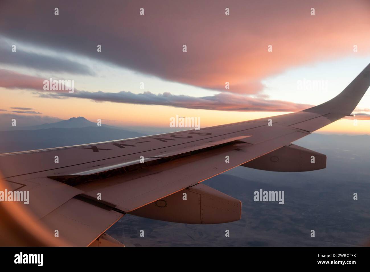 Mexico - les spoilers d'un AeroMexico Connect Embraer ERJ-190 sont déployés à l'approche de Mexico. Banque D'Images