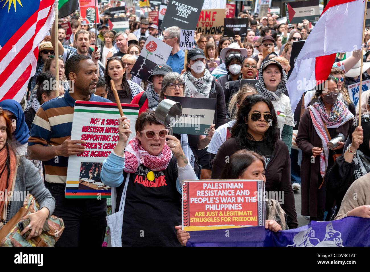 Les femmes se mettent à cogner des pots lors d'un rassemblement pro-palestinien à Melbourne, Victoria, Australie Banque D'Images