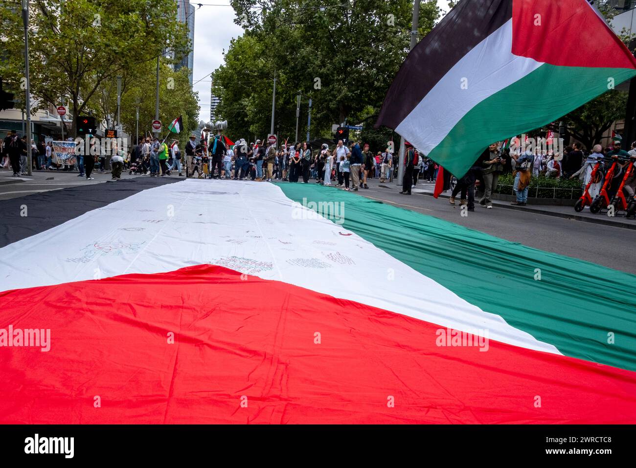 Drapeaux palestiniens lors d'une manifestation pro-palestinienne à Melbourne, Victoria, Australie Banque D'Images