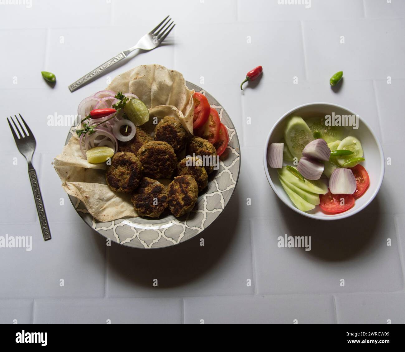 Shami kebab ou kebab de viande servi avec du paratha ou du pain indien dans un bol. Banque D'Images