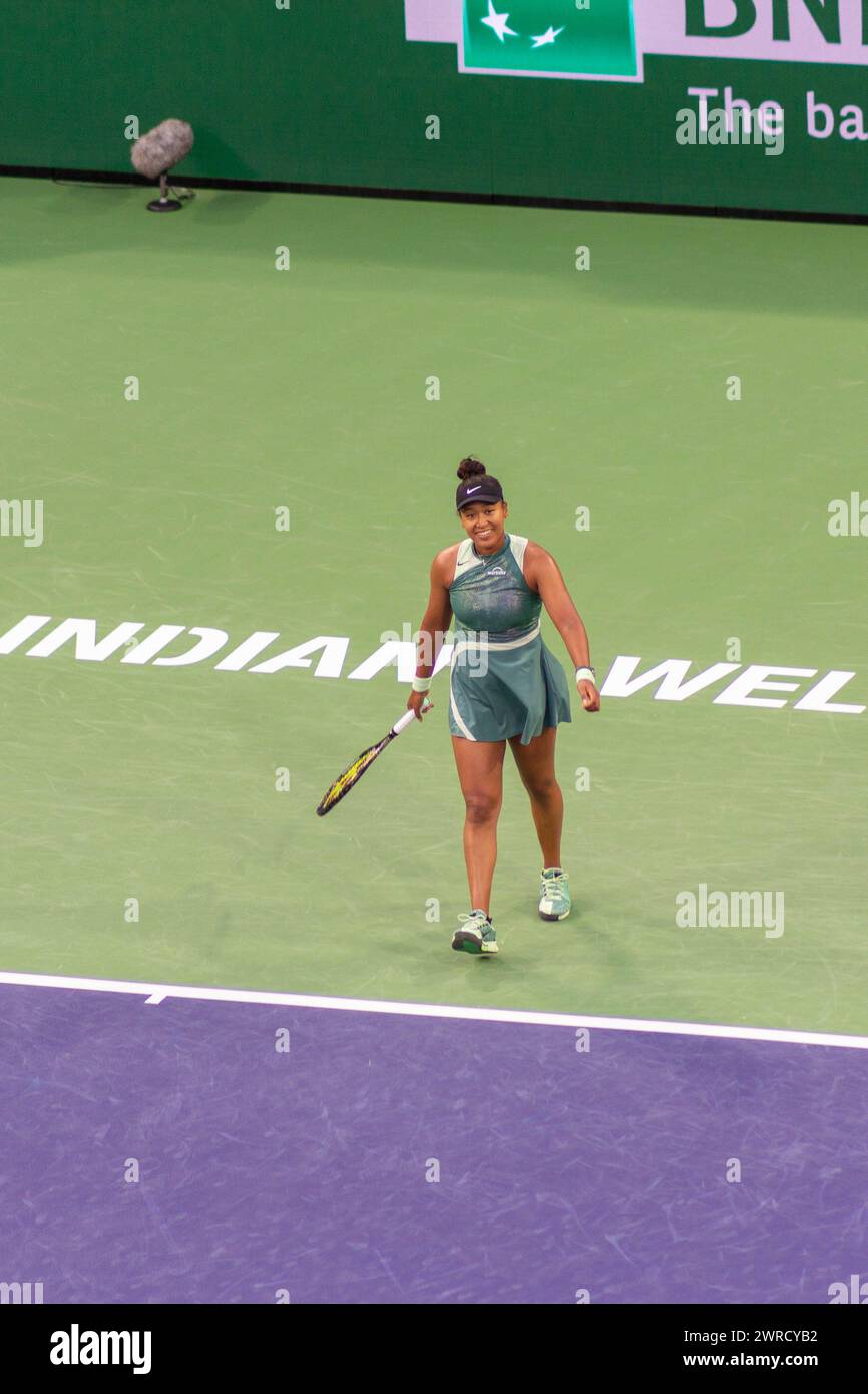 Naomi Osaka (大坂 なおみ) à l'Indian Wells Open 2024, remportant la manche contre Liudmila Samsonova. Elle est photographiée dans une tenue verte et levant les yeux. Banque D'Images