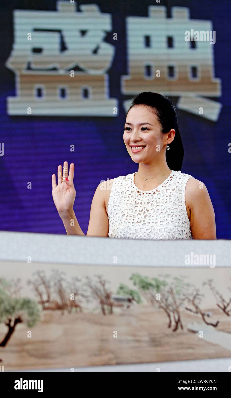 ZHENGZHOU, CHINE - AUGUST 17, 2013 - (FILE) L'actrice Zhang Ziyi assiste à un événement de célébration dans une propriété de Zhengzhou, province du Henan, Chine, le 1er août Banque D'Images