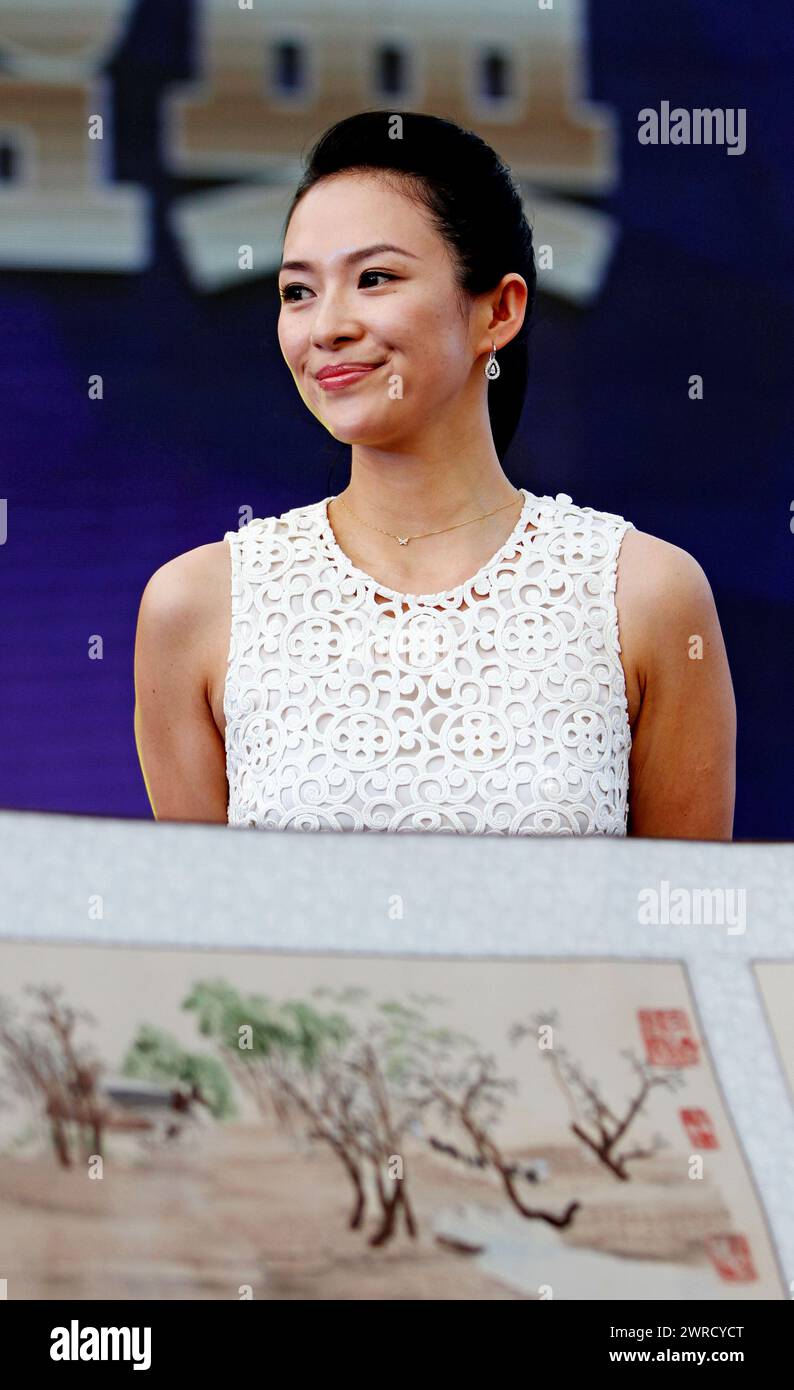 ZHENGZHOU, CHINE - AUGUST 17, 2013 - (FILE) L'actrice Zhang Ziyi assiste à un événement de célébration dans une propriété de Zhengzhou, province du Henan, Chine, le 1er août Banque D'Images
