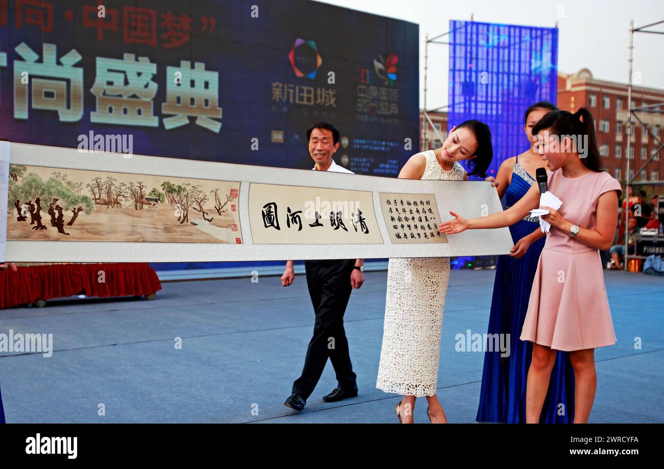 ZHENGZHOU, CHINE - AUGUST 17, 2013 - (FILE) L'actrice Zhang Ziyi assiste à un événement de célébration dans une propriété de Zhengzhou, province du Henan, Chine, le 1er août Banque D'Images