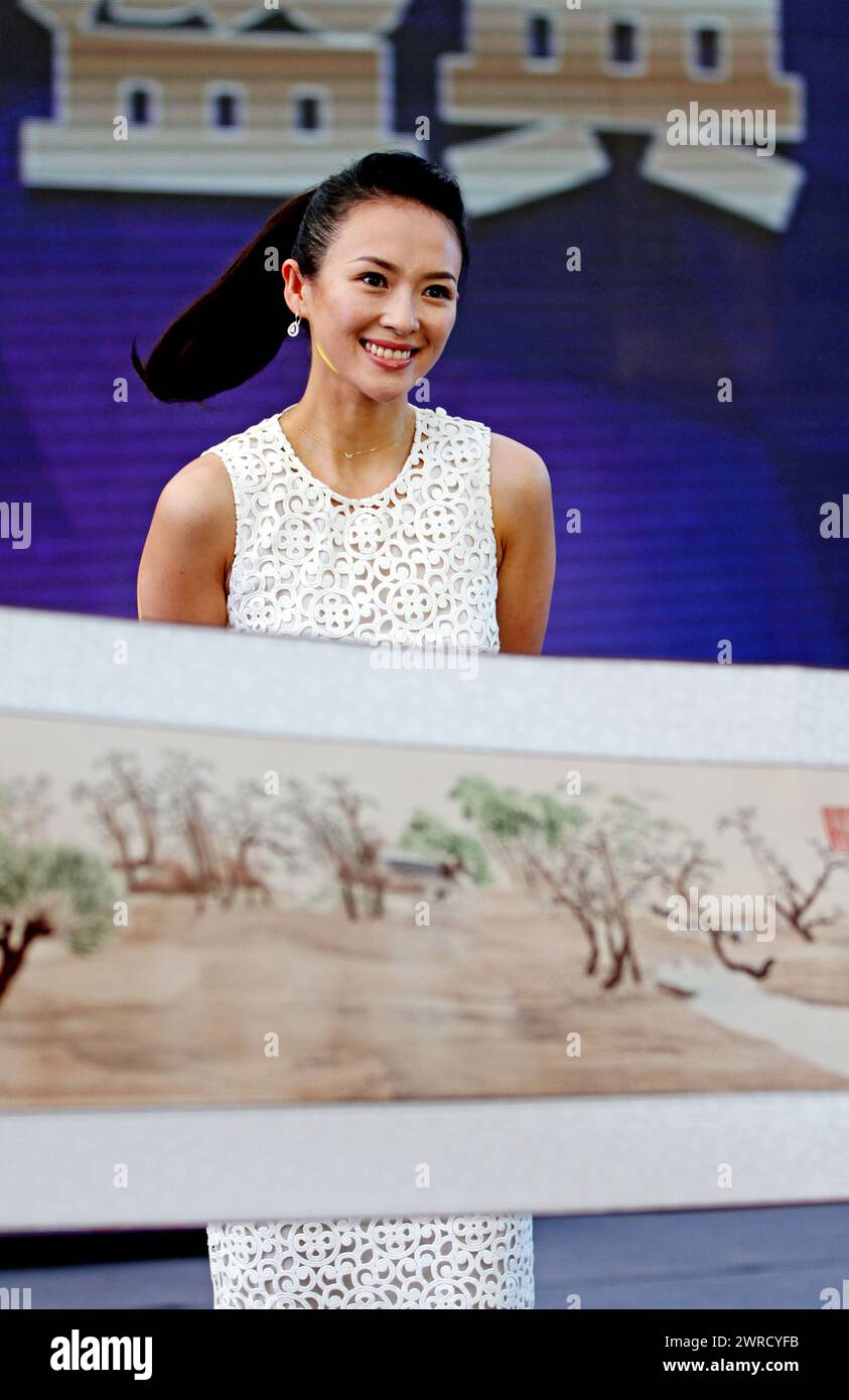 ZHENGZHOU, CHINE - AUGUST 17, 2013 - (FILE) L'actrice Zhang Ziyi assiste à un événement de célébration dans une propriété de Zhengzhou, province du Henan, Chine, le 1er août Banque D'Images