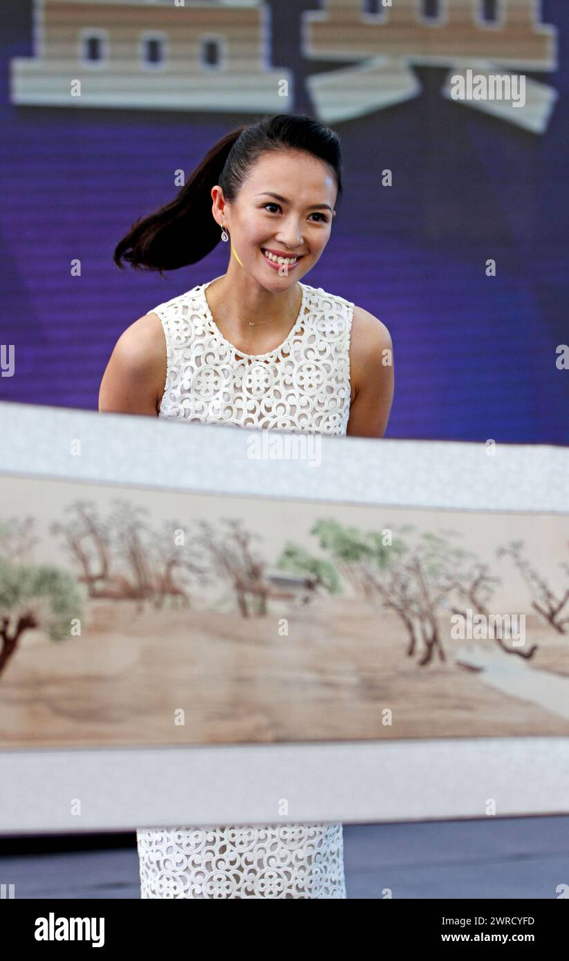 ZHENGZHOU, CHINE - AUGUST 17, 2013 - (FILE) L'actrice Zhang Ziyi assiste à un événement de célébration dans une propriété de Zhengzhou, province du Henan, Chine, le 1er août Banque D'Images