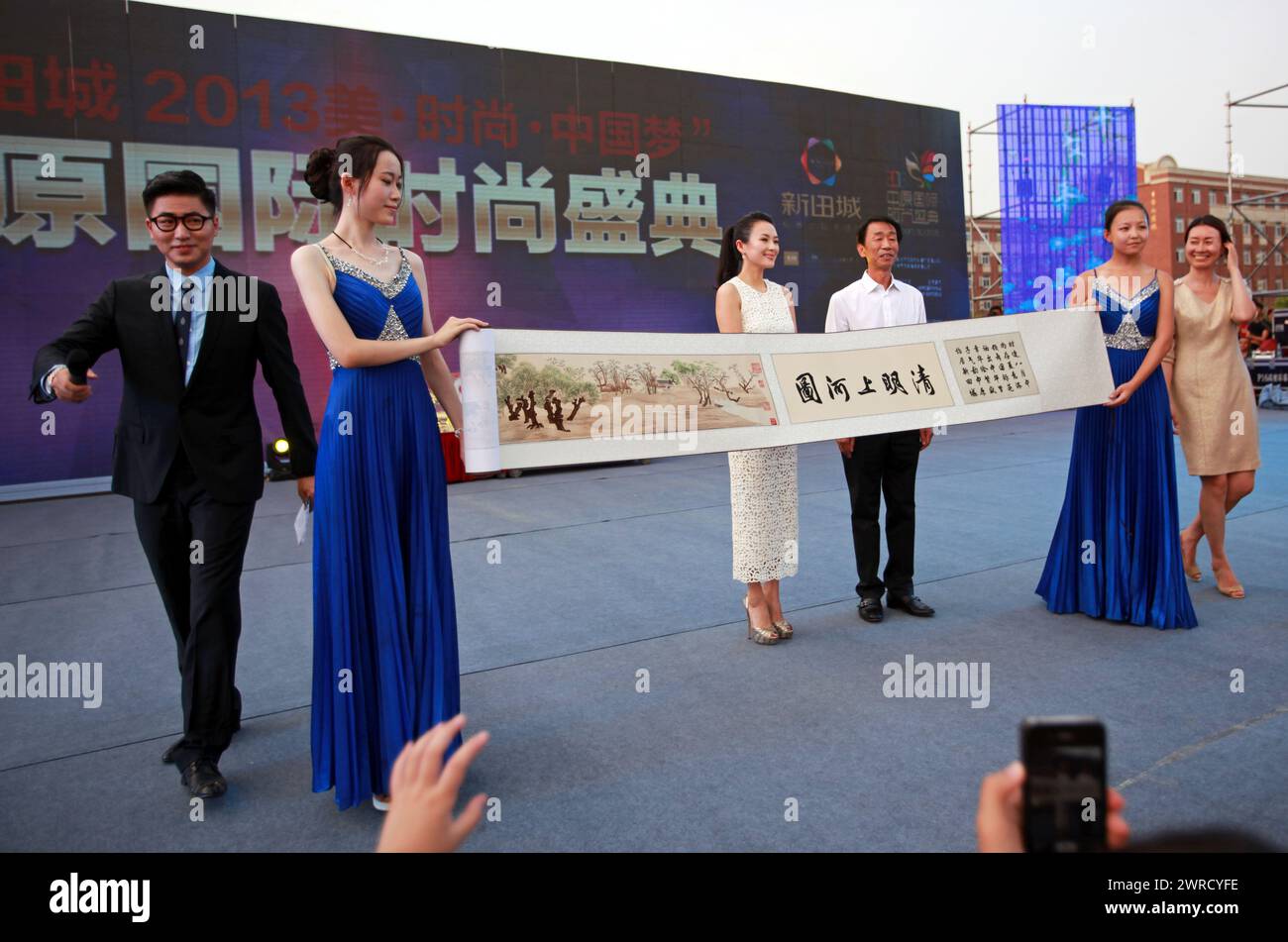ZHENGZHOU, CHINE - AUGUST 17, 2013 - (FILE) L'actrice Zhang Ziyi assiste à un événement de célébration dans une propriété de Zhengzhou, province du Henan, Chine, le 1er août Banque D'Images