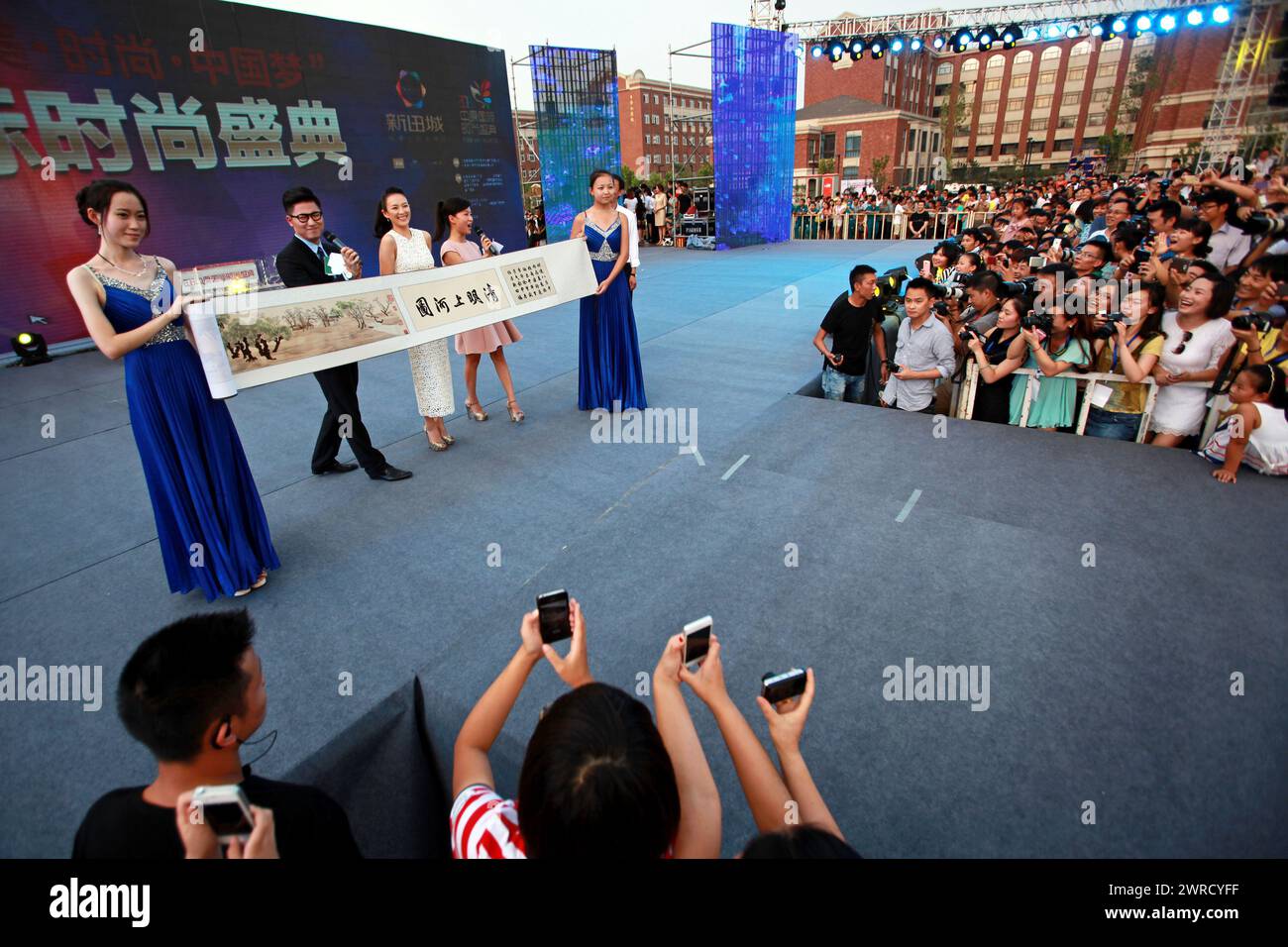 ZHENGZHOU, CHINE - AUGUST 17, 2013 - (FILE) L'actrice Zhang Ziyi assiste à un événement de célébration dans une propriété de Zhengzhou, province du Henan, Chine, le 1er août Banque D'Images