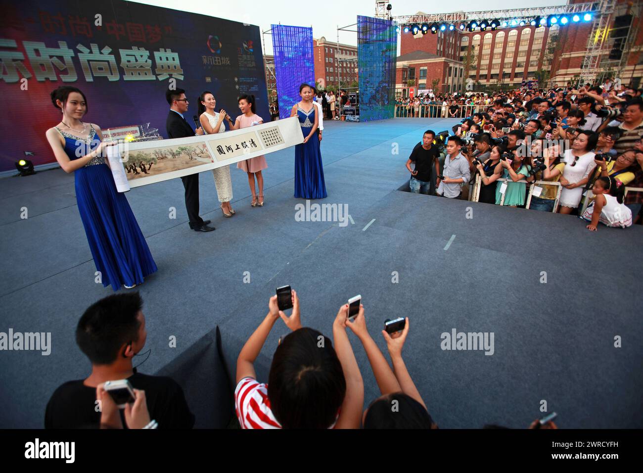 ZHENGZHOU, CHINE - AUGUST 17, 2013 - (FILE) L'actrice Zhang Ziyi assiste à un événement de célébration dans une propriété de Zhengzhou, province du Henan, Chine, le 1er août Banque D'Images