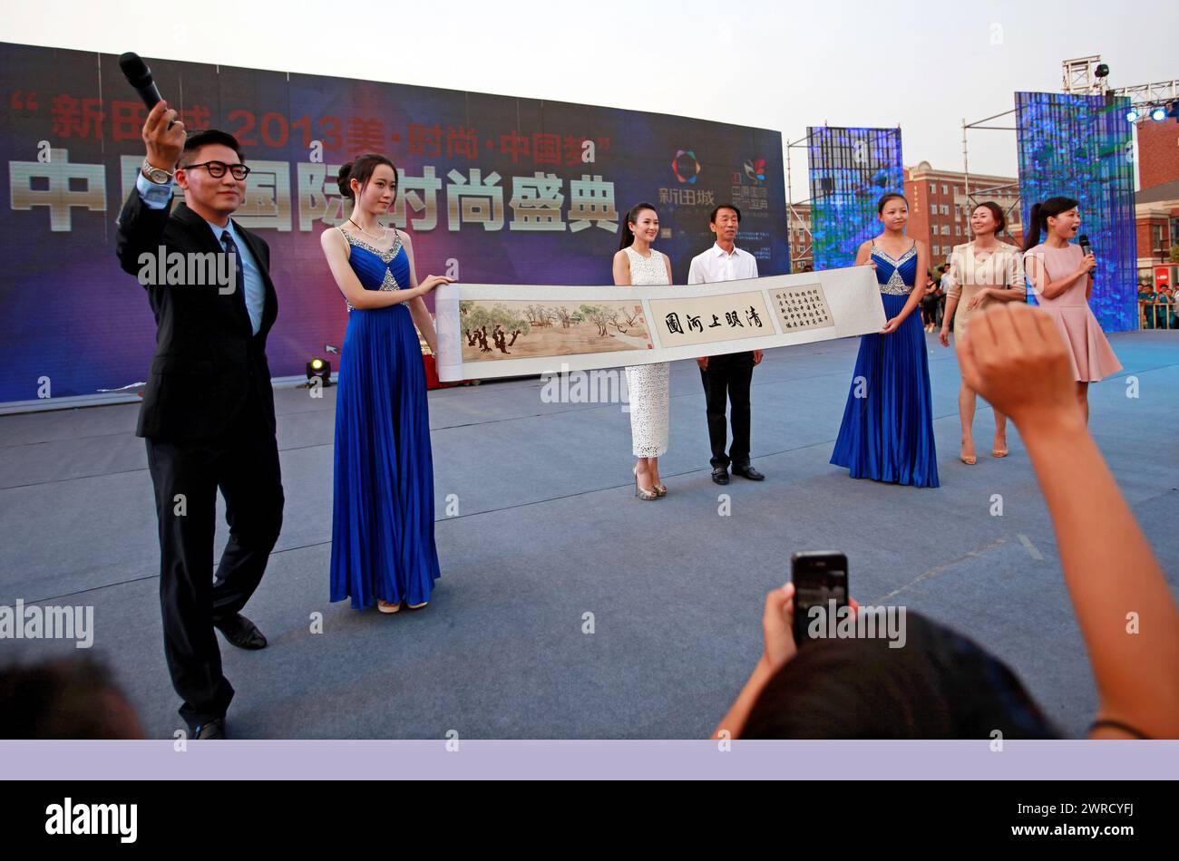 ZHENGZHOU, CHINE - AUGUST 17, 2013 - (FILE) L'actrice Zhang Ziyi assiste à un événement de célébration dans une propriété de Zhengzhou, province du Henan, Chine, le 1er août Banque D'Images