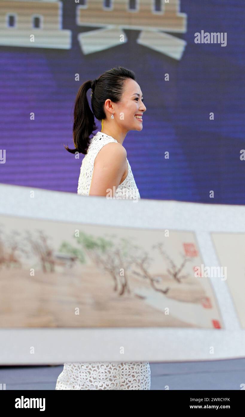 ZHENGZHOU, CHINE - AUGUST 17, 2013 - (FILE) L'actrice Zhang Ziyi assiste à un événement de célébration dans une propriété de Zhengzhou, province du Henan, Chine, le 1er août Banque D'Images