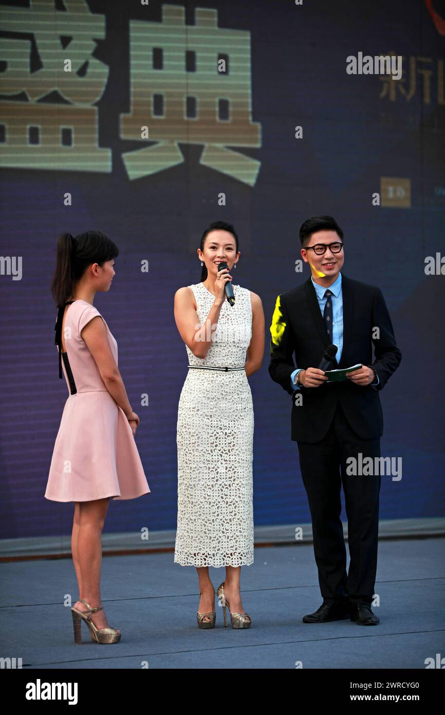 ZHENGZHOU, CHINE - AUGUST 17, 2013 - (FILE) L'actrice Zhang Ziyi assiste à un événement de célébration dans une propriété de Zhengzhou, province du Henan, Chine, le 1er août Banque D'Images