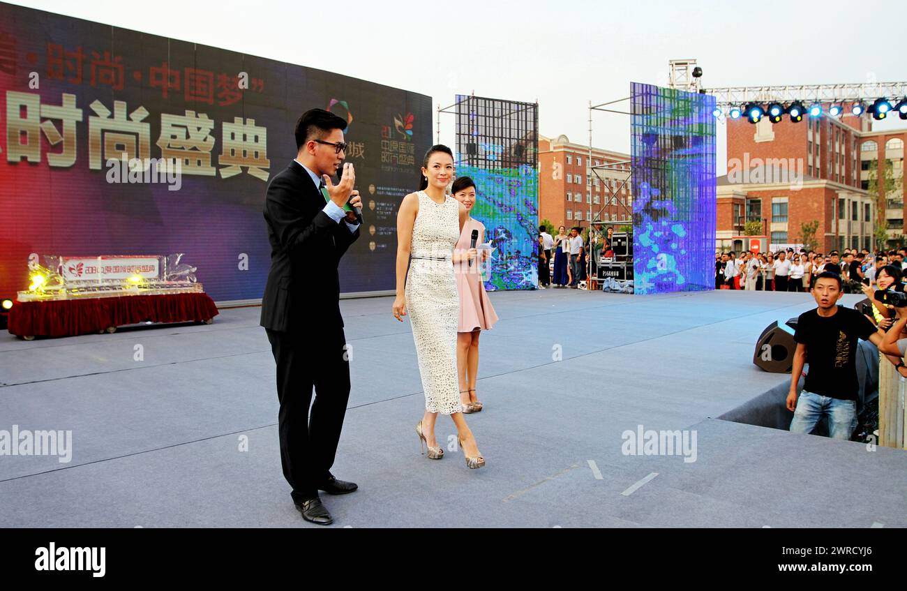 ZHENGZHOU, CHINE - AUGUST 17, 2013 - (FILE) L'actrice Zhang Ziyi assiste à un événement de célébration dans une propriété de Zhengzhou, province du Henan, Chine, le 1er août Banque D'Images