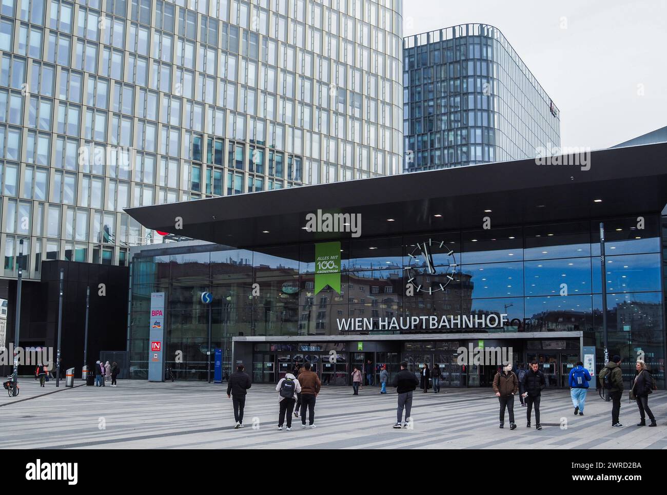 Vienne, Autriche. 25 février 2024. Vue sur l'entrée de la gare centrale de Vienne. (Photo par Igor Golovniov/SOPA images/SIPA USA) crédit : SIPA USA/Alamy Live News Banque D'Images