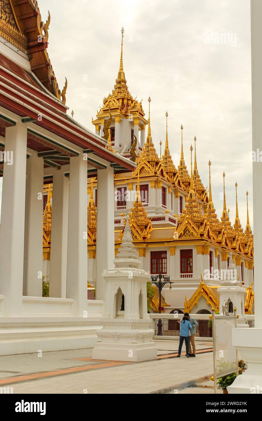 Bangkok, Thaïlande. Loha Prasat, qui signifie château de fer ou monastère de fer. Loha Prasat ou château de fer est une partie du temple bouddhiste Wat Ratchanatdaram. Banque D'Images