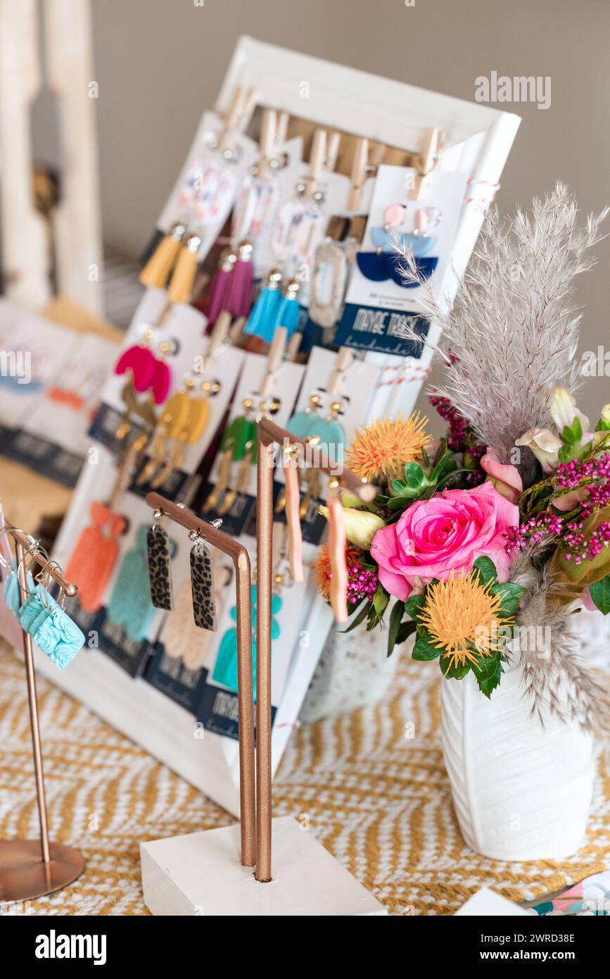 Un gros plan de divers produits faits maison à un étal de marché Banque D'Images