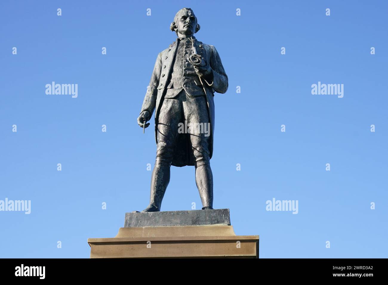 Photo du dossier datée du 26/01/24 de la statue commémorative du capitaine James Cook à Whitby, Yorkshire. Une collection de coquillages datant du XVIIIe siècle, issue du troisième voyage du capitaine James Cook, que l'on pensait perdue depuis plus de 40 ans, a été restituée à English Heritage après avoir été sauvée d'un saut dans « rien de moins qu'un miracle ». Date d'émission : mardi 12 mars 2024. Banque D'Images