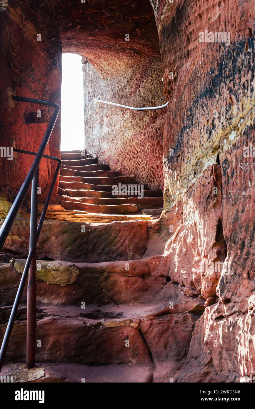 Escalier à travers le rocher dans les ruines du château médiéval de Klein-Wasigenstein rétroéclairé par le soleil, Wasgau, Alsace, France Banque D'Images