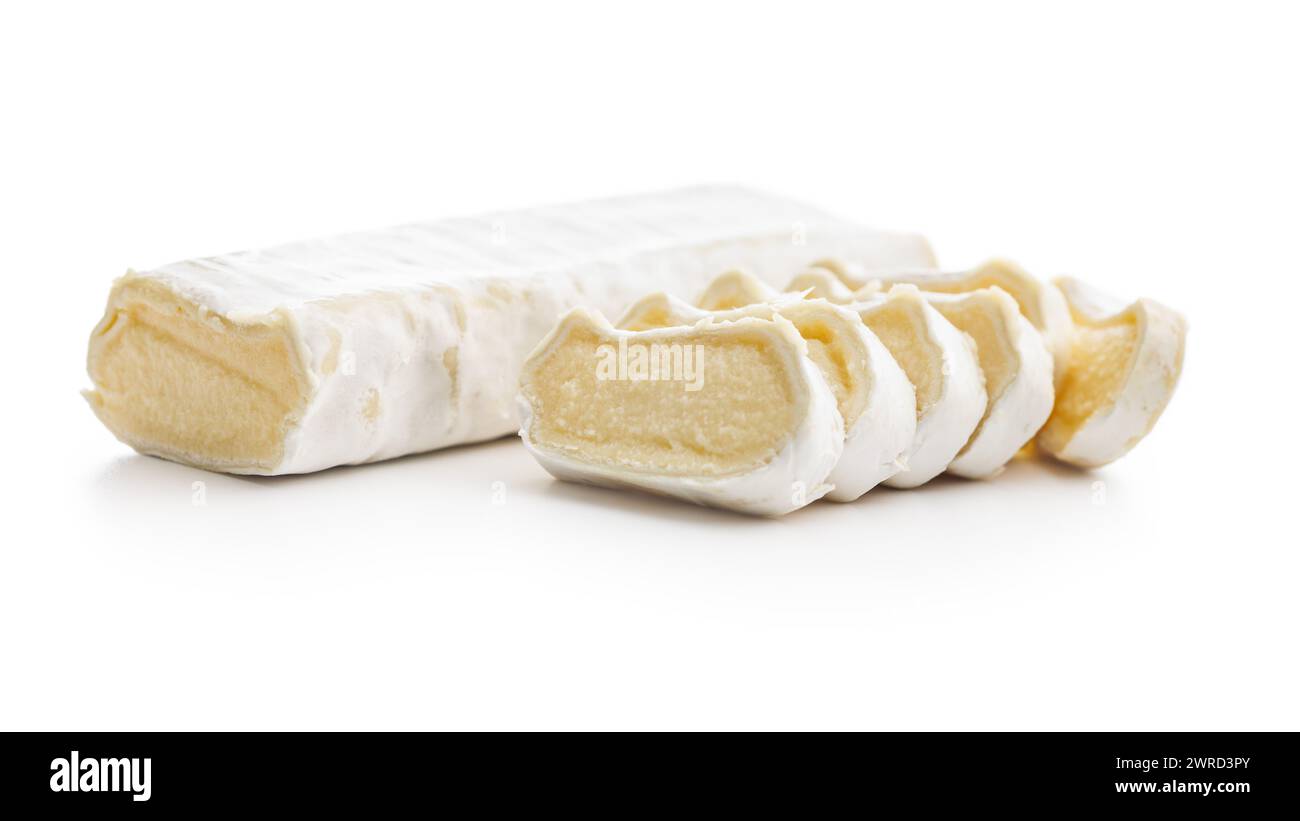 Photo de délicieux fromage à pâte molle tranché isolé sur un fond blanc, mettant en valeur la fraîcheur et la simplicité Banque D'Images