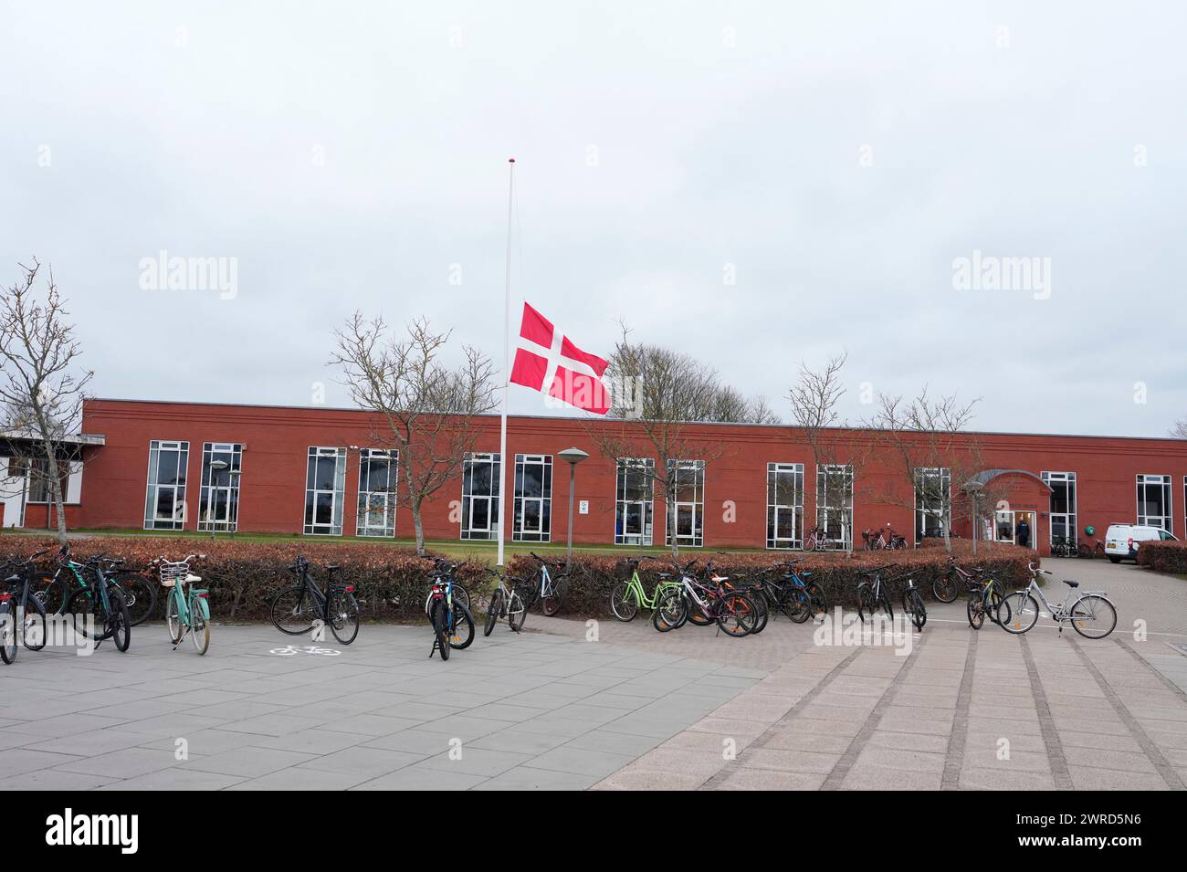 École Hjallerup à Hjallerup dans le Jutland du Nord, Danemark, mardi 12 mars 2024. Un garçon de 17 ans a été arrêté pour le meurtre d'une fillette de 13 ans à Hjallerup Banque D'Images