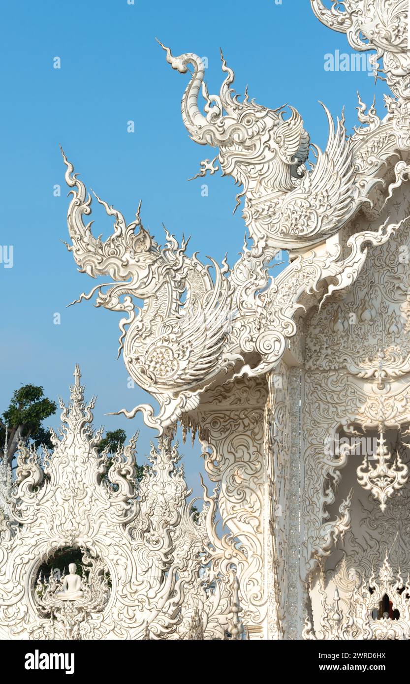 Chiang Rai, Thaïlande - décembre 2022 : des chefs de démons ornent le territoire du Temple Blanc Wat Rong Khun Banque D'Images