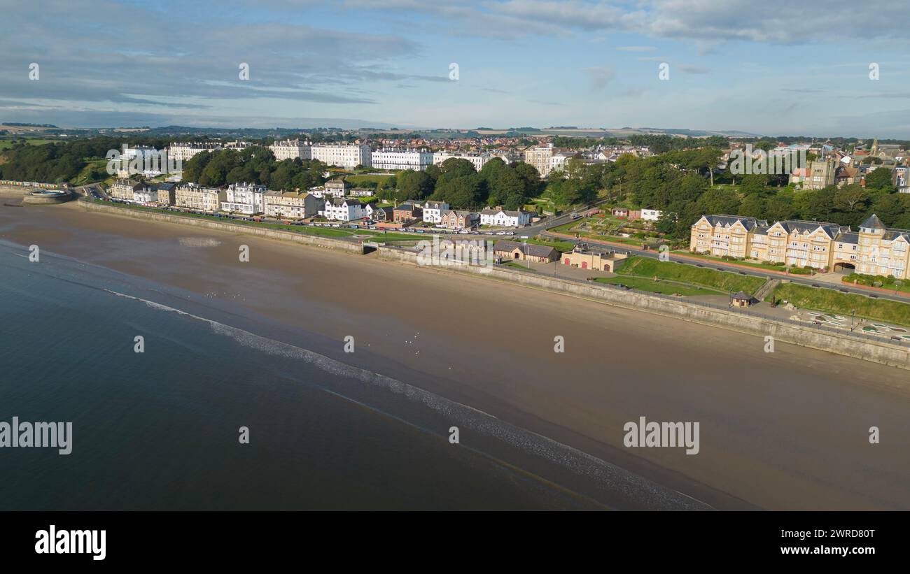 Vue aérienne de Filey Beach et front de mer en été Banque D'Images