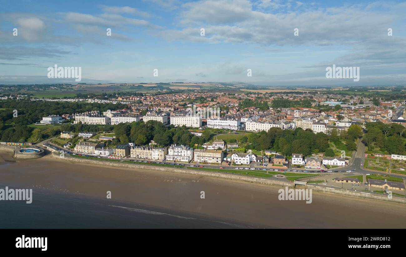 Vue aérienne de Filey Beach et front de mer en été Banque D'Images