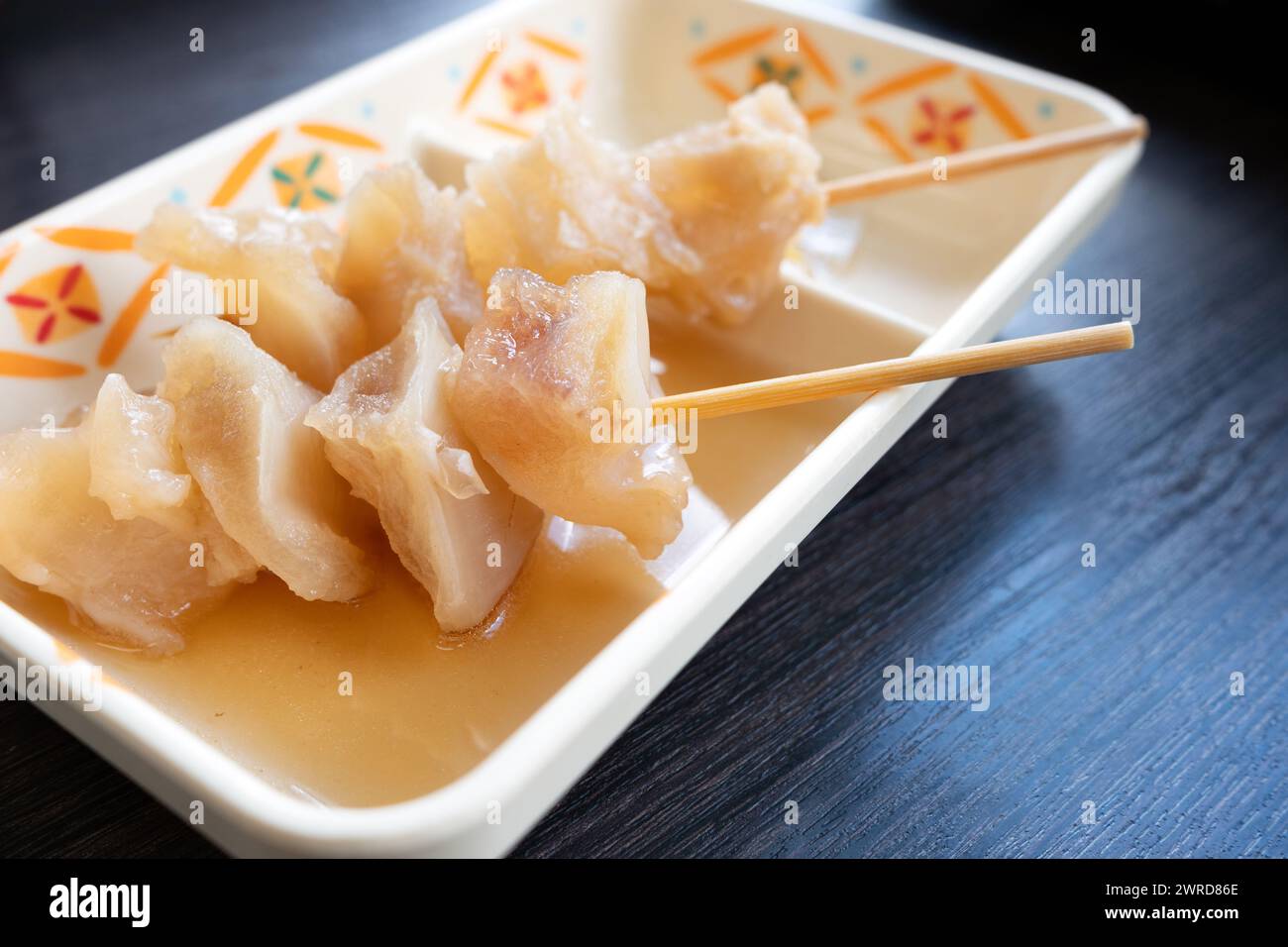 Brochette de tendon de bœuf Gyusuji oden - une nourriture japonaise populaire Banque D'Images