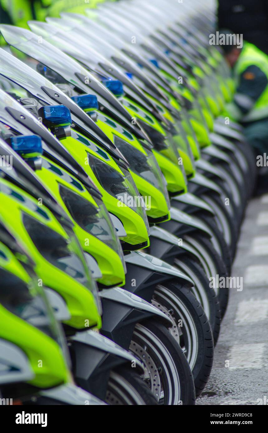 Focus sélectif, de nombreuses motos alignées par la Guardia civil de Trafico (police de la circulation). Espagne Banque D'Images