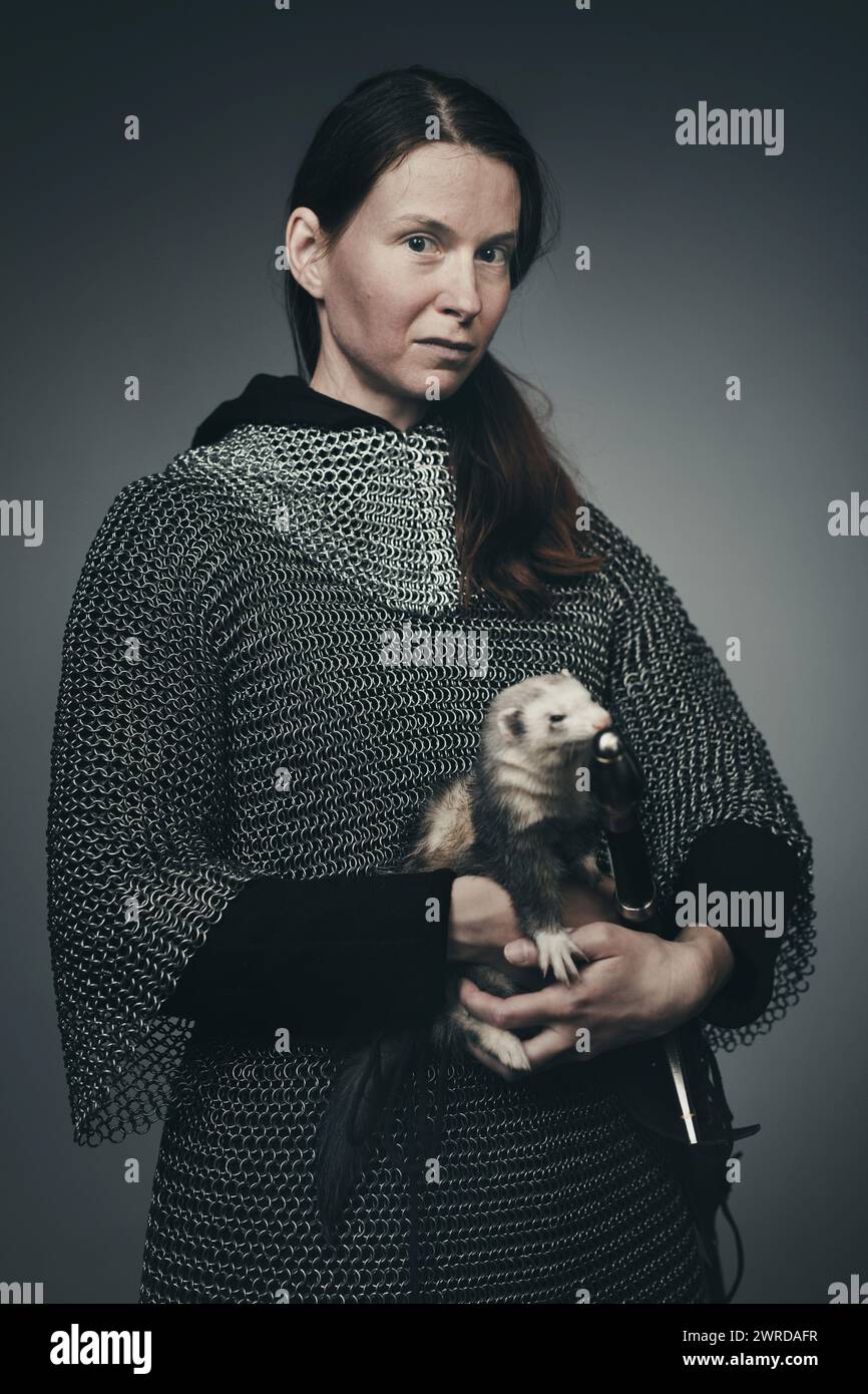 Femme armée d'infanterie médiévale vêtue d'armure de chaîne avec furet Banque D'Images