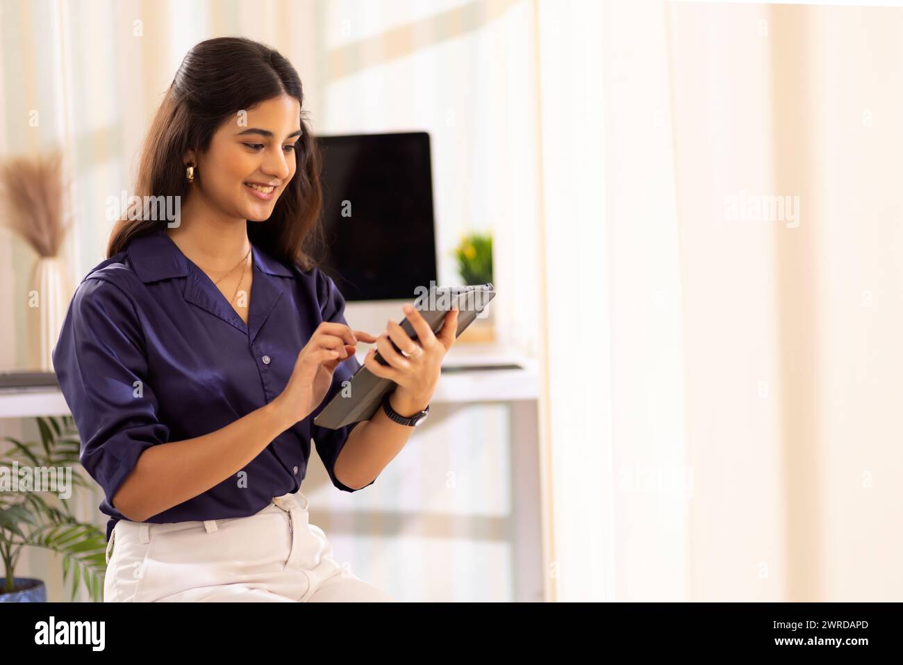 Portrait of young businesswoman using digital tablet in office Banque D'Images