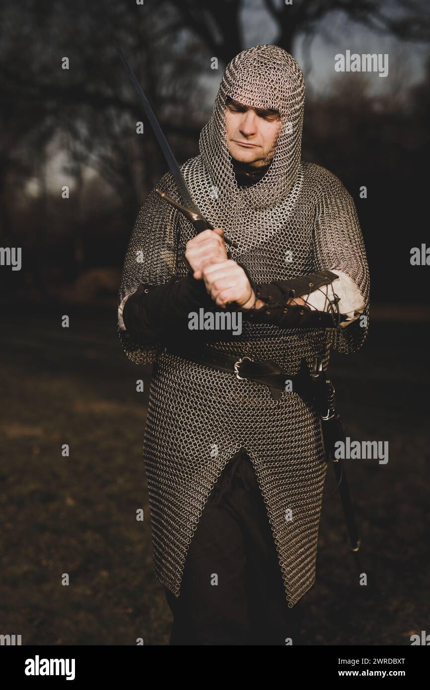 Homme armé d'infanterie médiévale habillé en armure de chaîne en plein air Banque D'Images