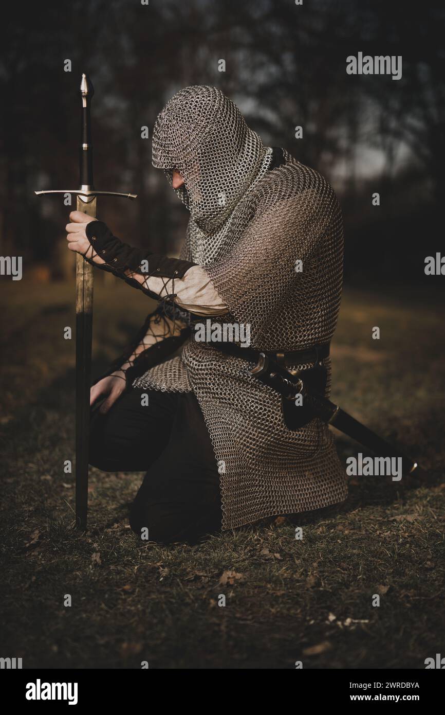 Homme armé d'infanterie médiévale habillé en armure de chaîne en plein air Banque D'Images