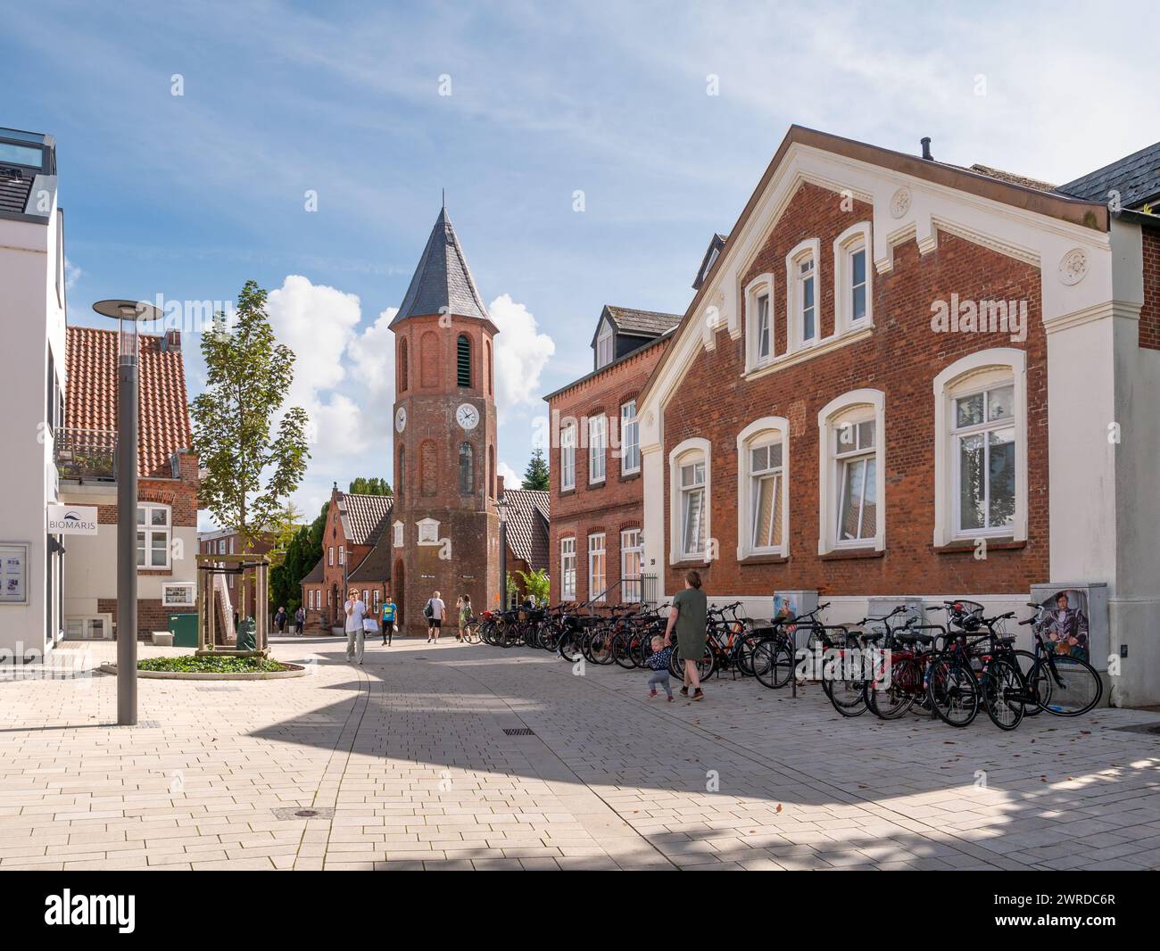 Les gens marchant dans la rue principale et le clocher, Wyk sur Foehr, île de Frise du Nord, Schleswig-Holstein, Allemagne Banque D'Images