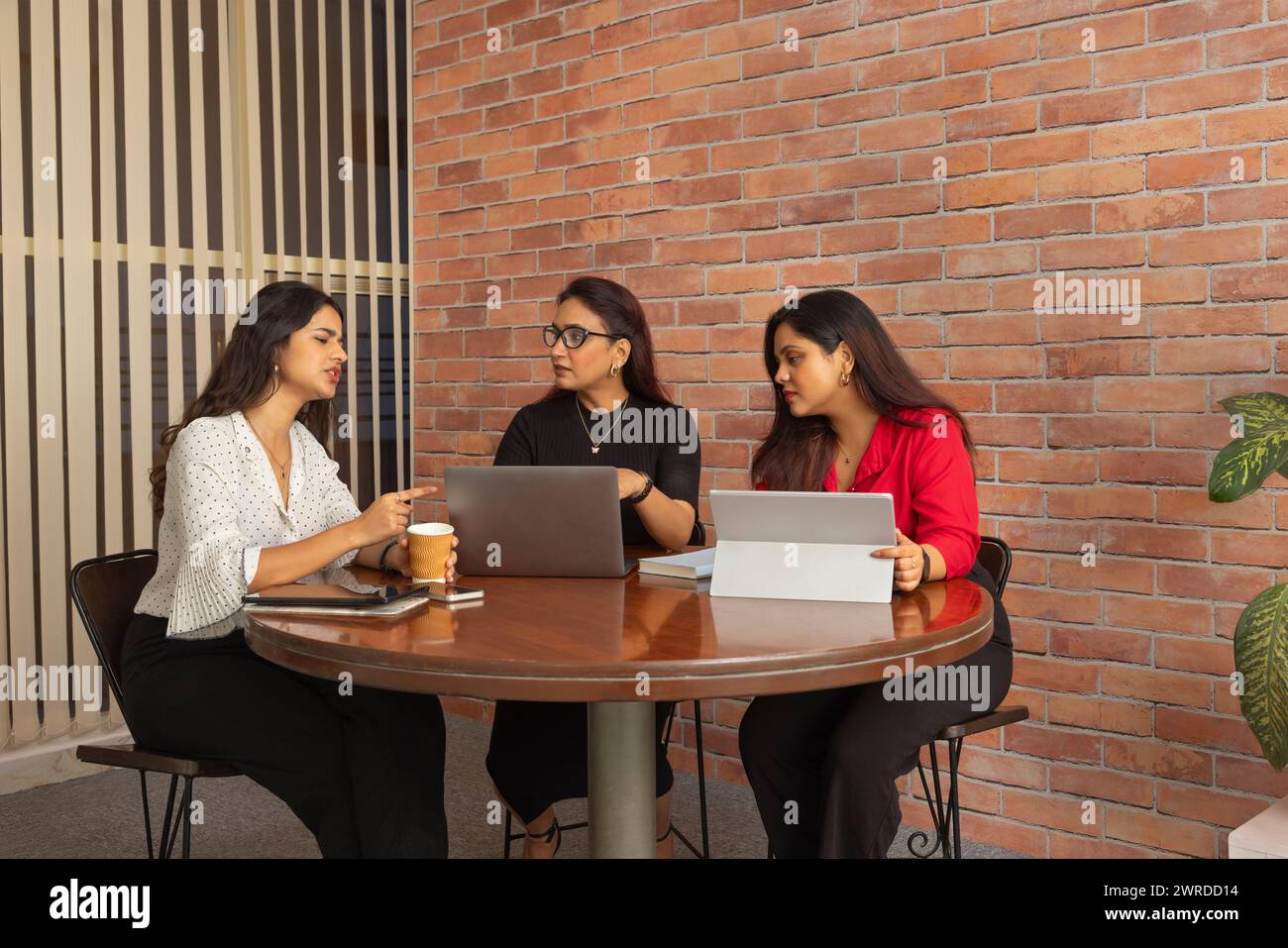 Groupe de femmes d'affaires ayant une réunion d'affaires dans la salle de conférence de bureau Banque D'Images