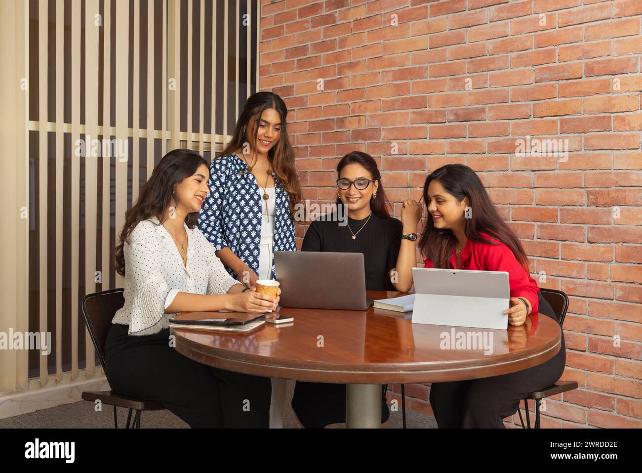 Groupe de femmes d'affaires ayant une réunion d'affaires dans la salle de conférence de bureau Banque D'Images