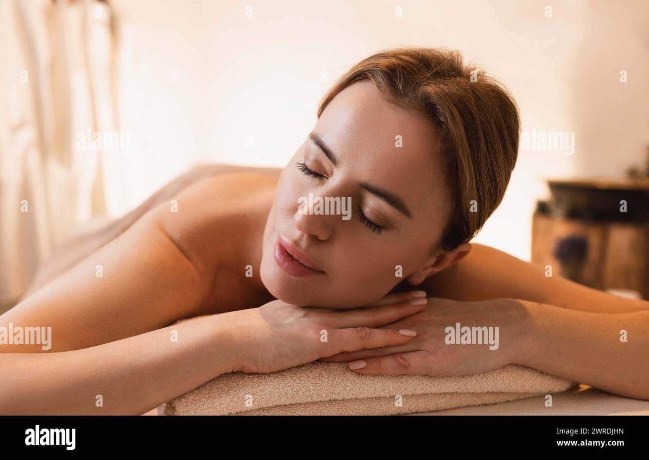 Massage corporel de belle femme profitant de la détente dans le centre de spa Banque D'Images