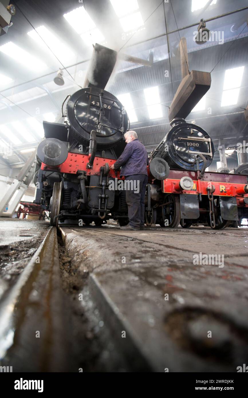 25/09/15 les trains à vapeur utilisent le plateau tournant dans la seule ronde opérationnelle restante de Grande-Bretagne à Barrow Hill. L'événement de trois jours 'Barrow Hill '65 – t Banque D'Images