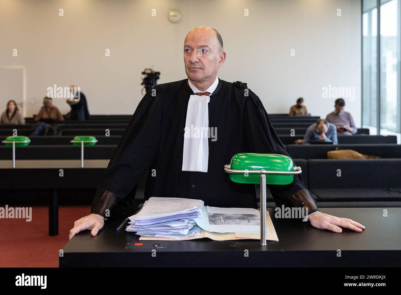 Gand, Belgique. 12 mars 2024. L'avocat Toon Deschepper photographié lors de la séance de verdict dans l'affaire judiciaire contre l'ancien député Van Langenhove et certains de ses collègues du mouvement de jeunesse d'extrême droite flamand 'Schild en Vrienden', accusés de racisme et de sexisme, devant le tribunal correctionnel de Gand, mardi 12 mars 2024. BELGA PHOTO JAMES ARTHUR GEKIERE crédit : Belga News Agency/Alamy Live News Banque D'Images