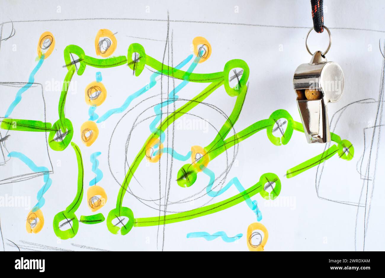tactiques de football griffonner et siffler de l'arbitre ou de l'entraîneur de football. Grand événement de football cette année en europe, concept de championnat de football. Banque D'Images