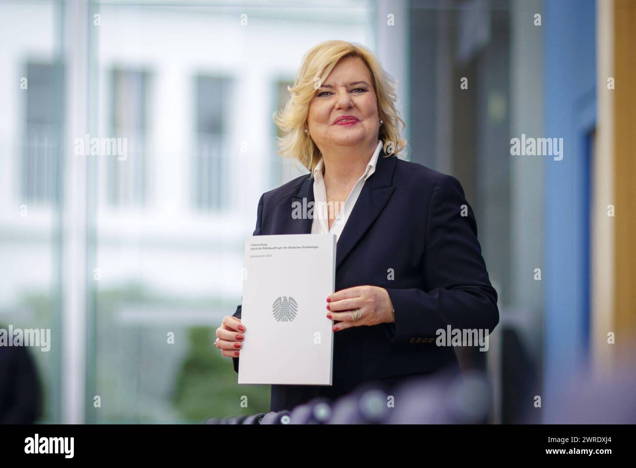 EVA Hoegl, Wehrbeauftragte des Deutschen Bundestages, stellt in der Bundespressekonferenz ihren Jahresbericht 2023 in den Haenden. Berlin, 12.03.2024. Berlin Deutschland *** Eva Hoegl, Commissaire parlementaire pour les forces armées, présente son rapport annuel 2023 à la Conférence de presse fédérale Berlin, 12 03 2024 Berlin Allemagne Copyright : xThomasxTrutschelxphotothek.dex Banque D'Images