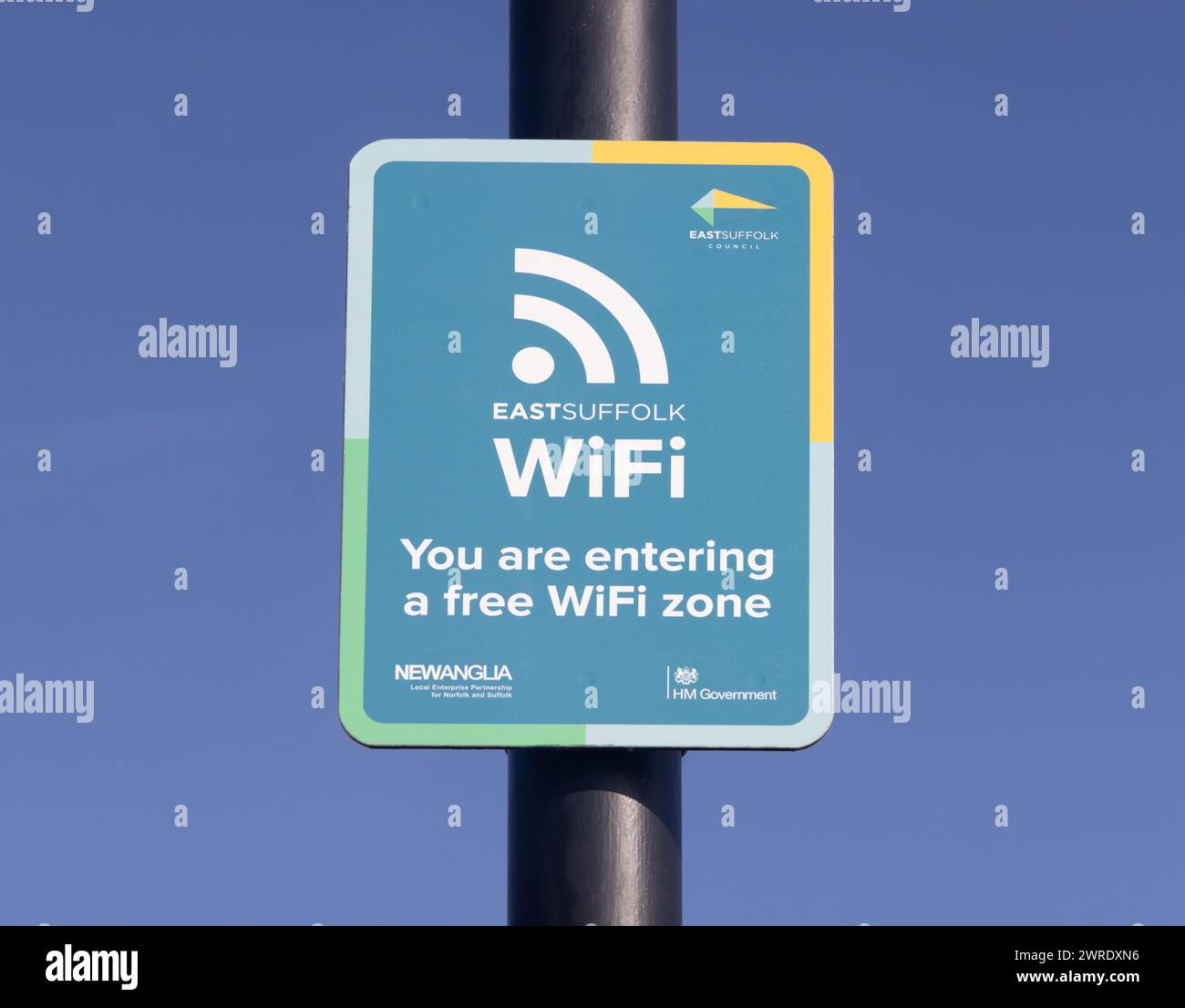 Signez sur un post informant le public qu'ils entrent dans une zone wifi gratuite. Aldeburgh. ROYAUME-UNI Banque D'Images