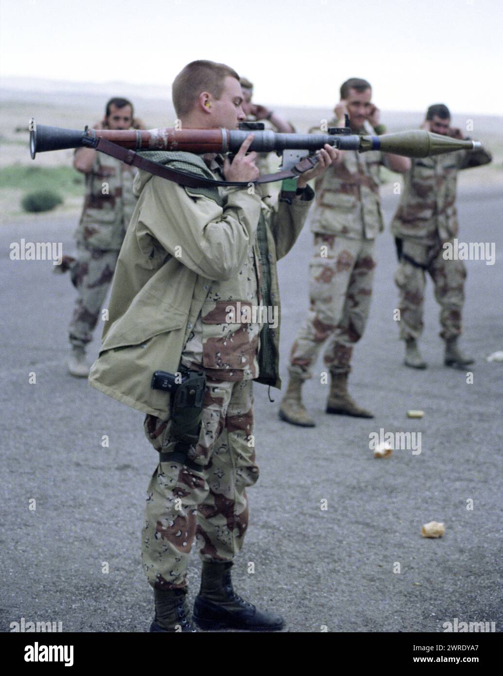 23 mars 1991 les soldats de l'armée américaine s'amusent avec un lanceur irakien abandonné RPG-7 dans le désert au nord-est du Koweït. Banque D'Images