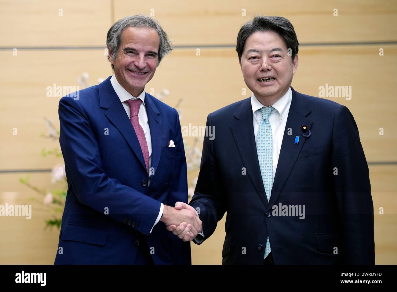 Tokyo, Japon. 12 mars 2024. Rafael Mariano Grossi, directeur général de l'Agence internationale de l'énergie atomique (à gauche), et Yoshimasa Hayashi, secrétaire général du Cabinet japonais, se serrent la main lors de leur rencontre au bureau du premier ministre à Tokyo. (Photo par Eugene Hoshiko/POOL/SOPA images/Sipa USA) crédit : Sipa USA/Alamy Live News Banque D'Images